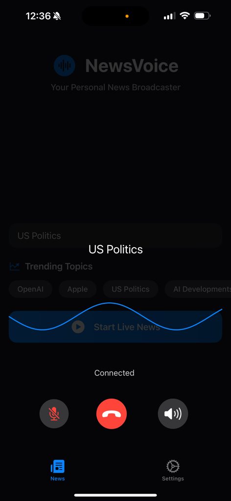Der NewsVoice-App-Bildschirm zeigt eine Live-KI-Nachrichtensendung zur US-Politik mit einer interaktiven Audio-Wellenform und Steuerelementen.