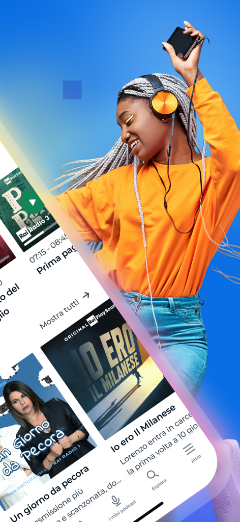 RaiPlay Sound: radio e podcast - ヘッドフォンをした女性が、イタリアのポッドキャストやラジオ番組が表示された RaiPlay Sound アプリの画面の横で踊っています。