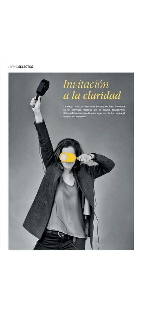 Foto editorial en blanco y negro de una mujer sosteniendo lámparas de diseñador amarillas de la revista Casa Viva.
