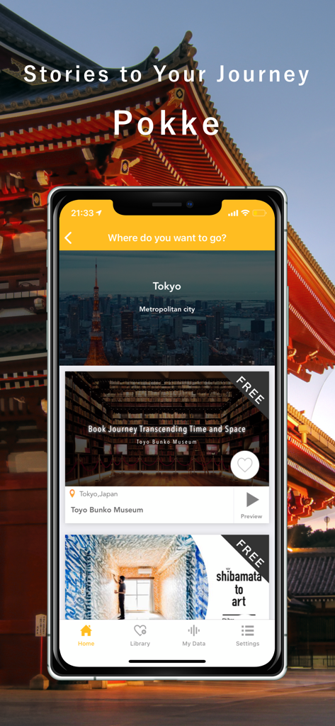 Écran de smartphone montrant l'application de voyage Pokke avec des visites audio de Tokyo et un arrière-plan de temple japonais traditionnel