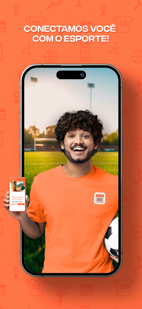 Agendei Quadras - Um homem sorridente segurando uma bola de futebol e um smartphone exibindo o aplicativo de reserva de esportes Agendei Quadras em um campo