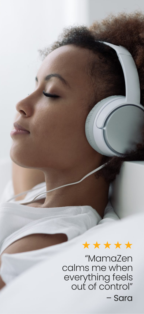 Uma mulher pacífica usando fones de ouvido com uma avaliação de cinco estrelas para o aplicativo de parentalidade MamaZen