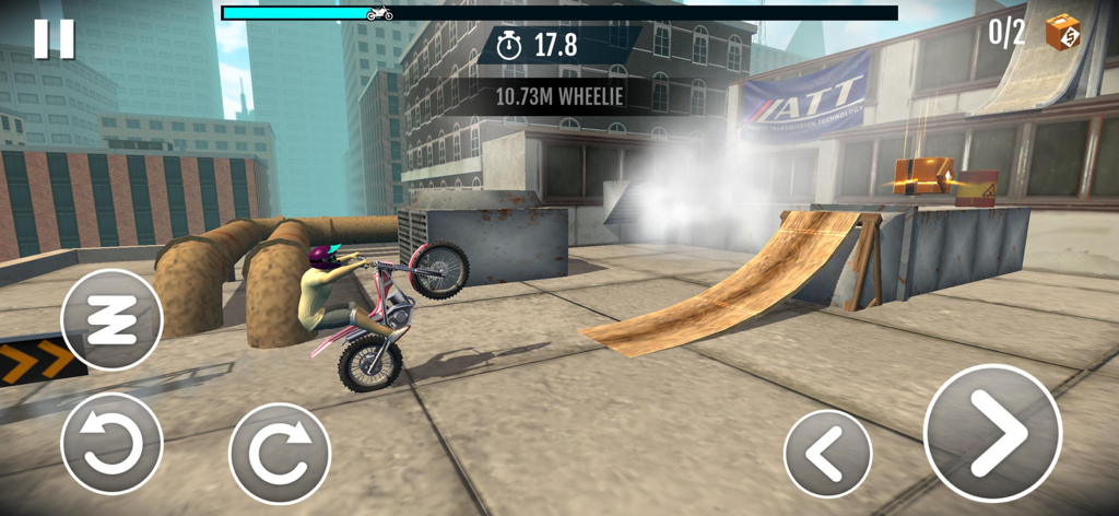 Un piloto de motocross realizando un caballito largo en una pista de tejado de ciudad en Stunt Bike Extreme