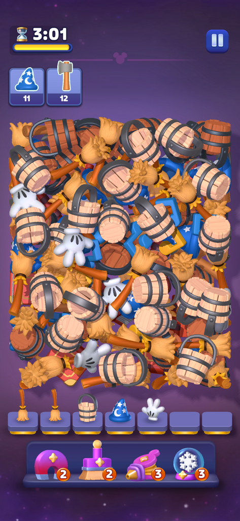 Disney Magic Match 3D - Gameplay de Disney Magic Match 3D mostrando una pila de objetos 3D, incluyendo guantes de Mickey Mouse y sombreros de hechicero, siendo clasificados