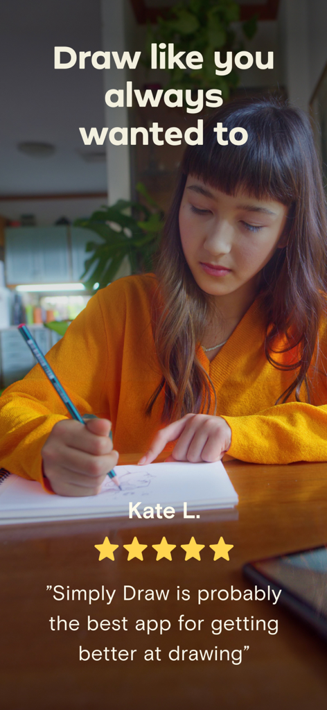 Eine junge Frau übt Bleistiftzeichnen auf Papier mit einer Fünf-Sterne-Bewertung für Simply Draw.