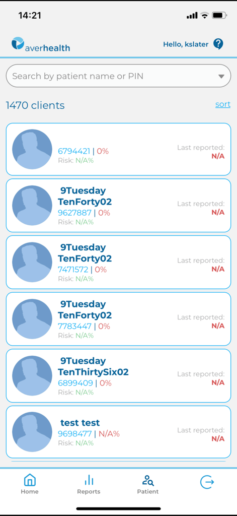 Aversys Mobile - Interface do aplicativo Aversys Mobile exibindo uma lista pesquisável de perfis de clientes com nomes de pacientes e status de relatório.