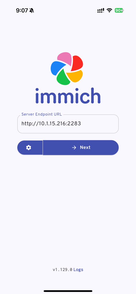 Immich - Pantalla de inicio de sesión de la aplicación móvil Immich que muestra un campo para introducir la URL del punto de conexión del servidor y el logotipo de la aplicación.