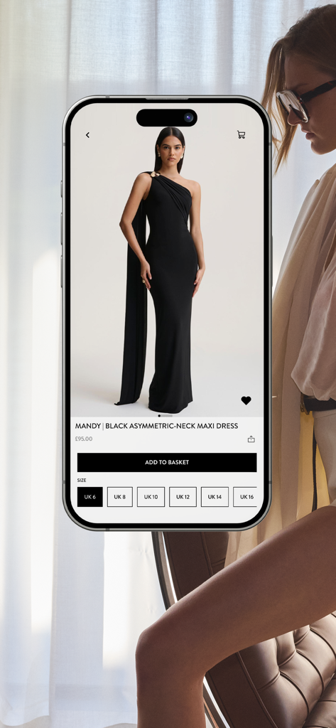 Página de produto do aplicativo Club L London exibindo um vestido longo preto com decote assimétrico e opções de seleção de tamanho