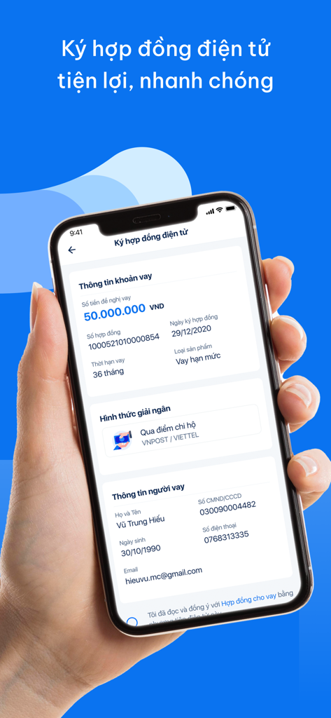 Pantalla de un smartphone que muestra un contrato de préstamo electrónico con detalles del prestatario y del préstamo en la aplicación móvil Mcredit