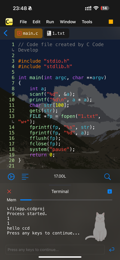 Interface do aplicativo C Code Develop mostrando editor de código com realce de sintaxe e janela de terminal.