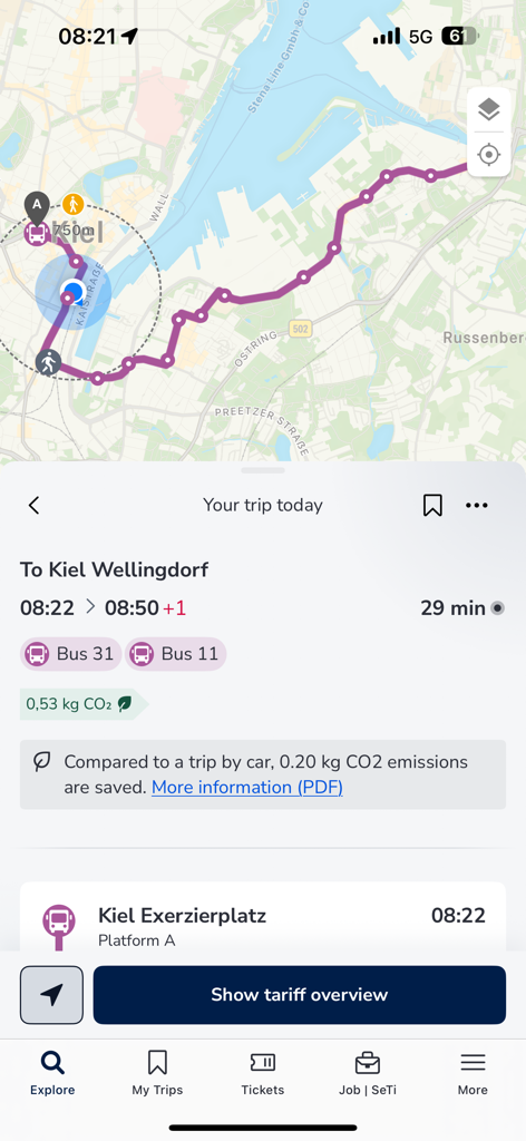 Oberfläche der NAH SH App mit einer Route auf der Karte für eine Busfahrt in Kiel mit Informationen zur CO2-Ersparnis