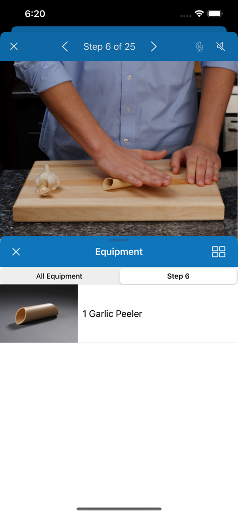 VizChefアプリのビジュアルステップ。木製のまな板の上でニンニクピーラーを使用している人を示しています