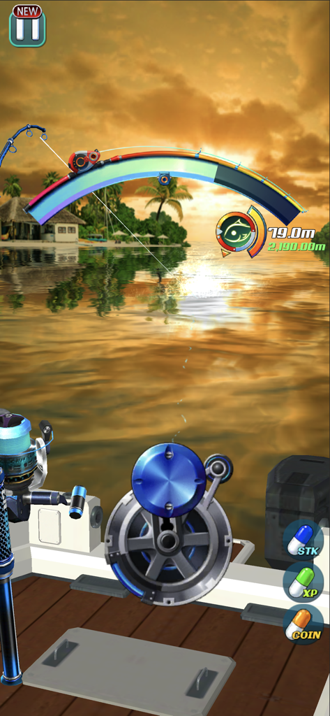 Fishing Hook - 석양 아래 보트 위에서 텐션 게이지와 낚시 릴을 보여주는 피싱훅 게임플레이 화면.