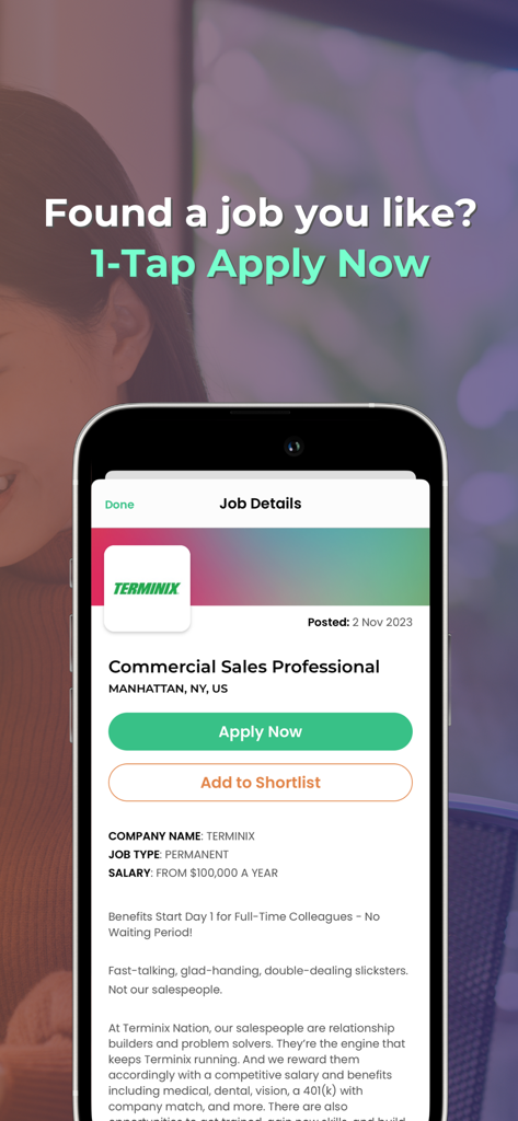 직무 세부 정보와 원탭 지원 버튼이 있는 JobSwipe 앱을 보여주는 스마트폰