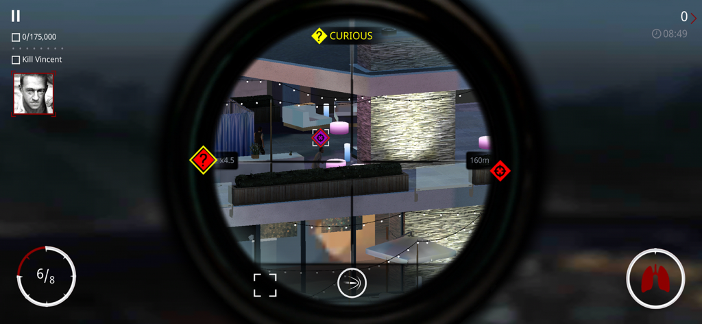 Hitman Sniper - Ego-Perspektive eines Sniper-Visiers einer taktischen Mission in Hitman Sniper mit einer Luxusvilla bei Nacht.