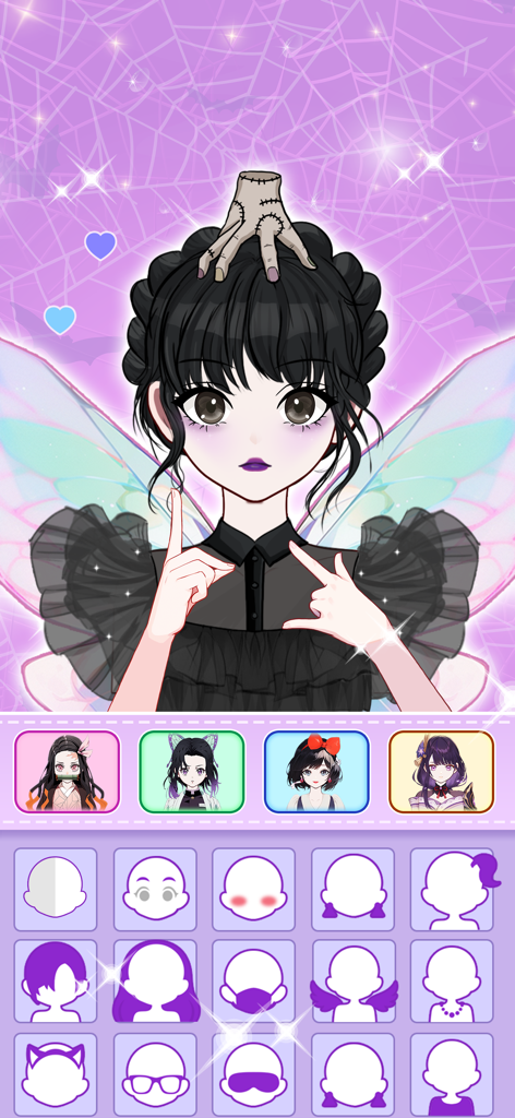 Ein Anpassungsbildschirm, der einen Anime-Mädchen-Charakter mit schwarzen Zöpfen und Feenflügeln zeigt, inspiriert von einer Gothic-Ästhetik.