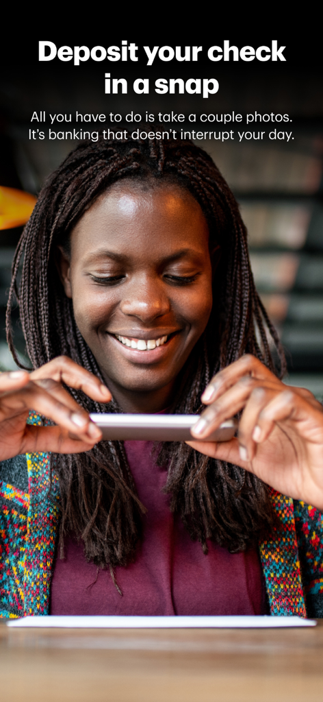 Una donna che utilizza l'app TD Bank sul suo smartphone per depositare un assegno scattando una foto.