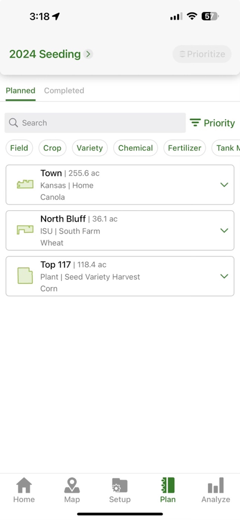 Operations Center Mobile - Una lista de tareas de siembra planificadas para varios campos agrícolas en la aplicación móvil John Deere Operations Center