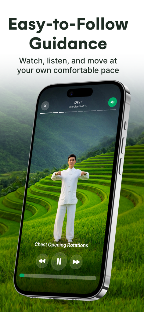 Tai Chi Workout for Seniors - Pantalla de smartphone mostrando una lección de video de Tai Chi fácil de seguir para personas mayores en un entorno exterior escénico