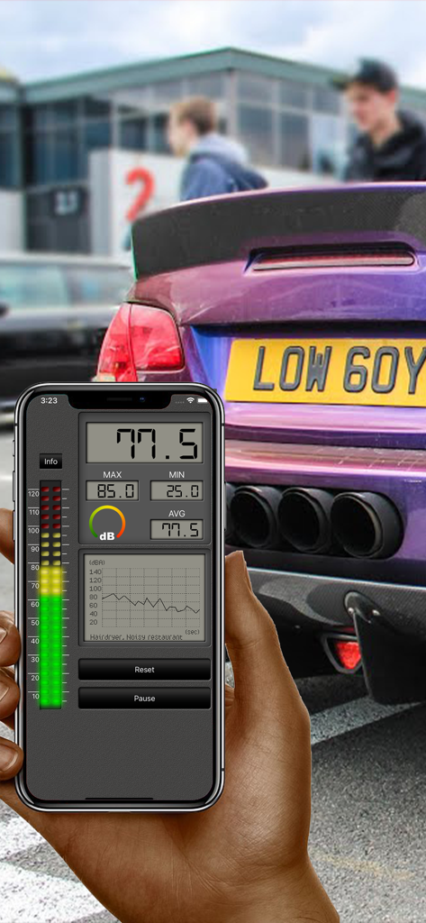 Una persona usando la aplicación Decibel Metre en un iPhone para medir el nivel de sonido del escape de un coche.