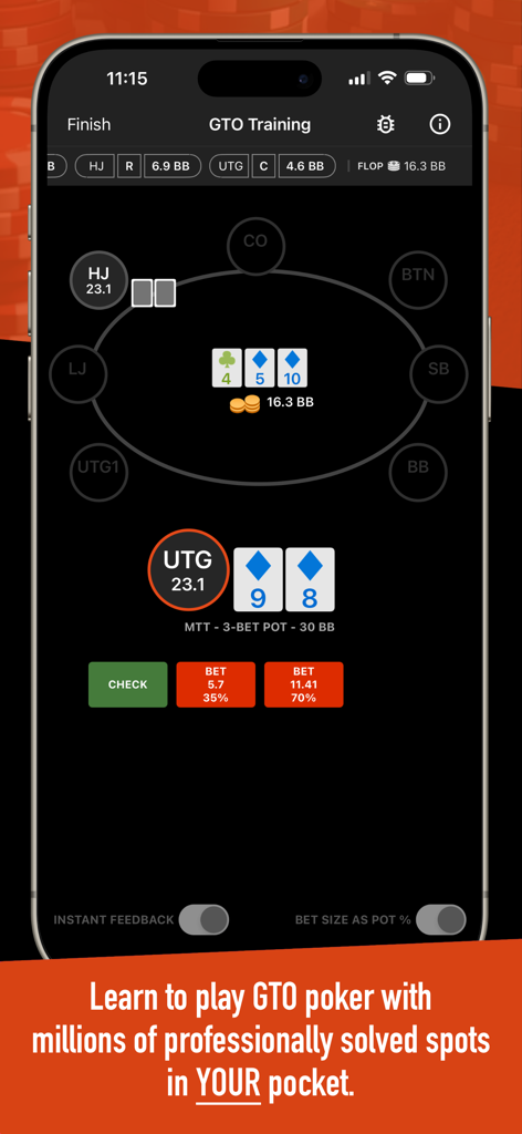 Interfaz de la aplicación móvil Postflop plus GTO Poker Trainer mostrando un cuestionario de manos de póker con opciones de apostar y pasar