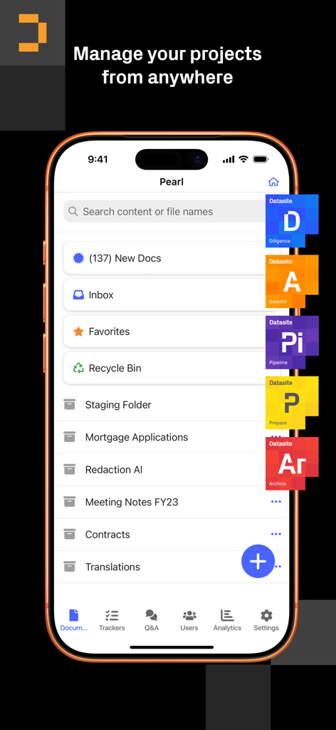 Interface do aplicativo móvel Datasite exibindo pastas de projetos e ferramentas de gestão de negócios em um iPhone.