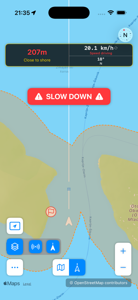 Interface de navegação do aplicativo Sailor Croácia exibindo um alerta de redução de velocidade e distância até a costa