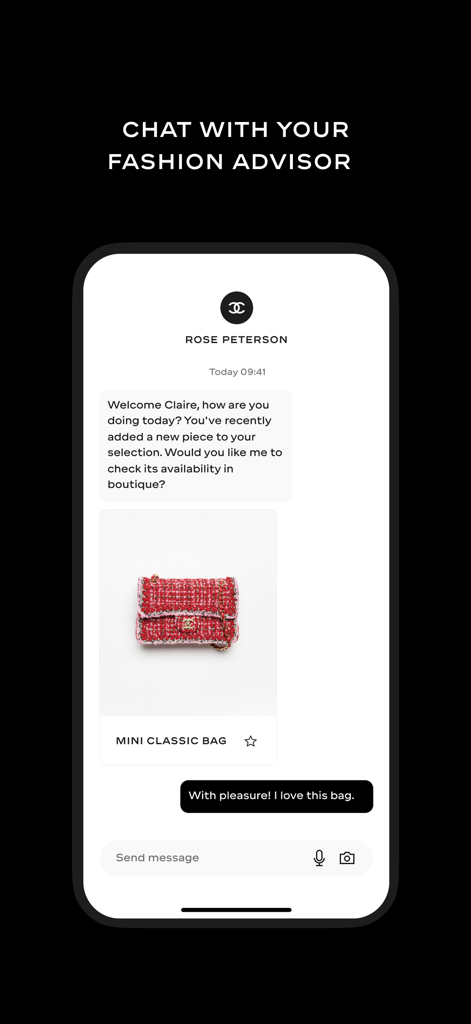 CHANEL FASHION - Eine Chat-Oberfläche in der Chanel Fashion App, die eine Konversation zwischen einem Benutzer und einem persönlichen Modeberater über eine rote Mini-Classic-Bag zeigt.