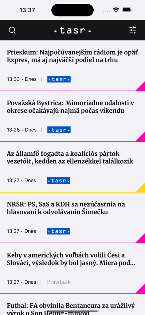 TASR Pro - Interfaz del feed de noticias de la aplicación móvil TASR Pro mostrando varios titulares de noticias eslovacas con marcas de tiempo.