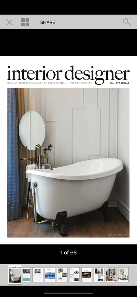 Couverture numérique du magazine Interior Designer présentant une salle de bain de luxe avec une baignoire îlot blanche et un élégant revêtement mural.