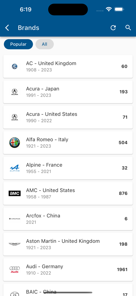 Una lista de marcas de automóviles globales con país de origen y rangos de años en la aplicación Car Specs Hub
