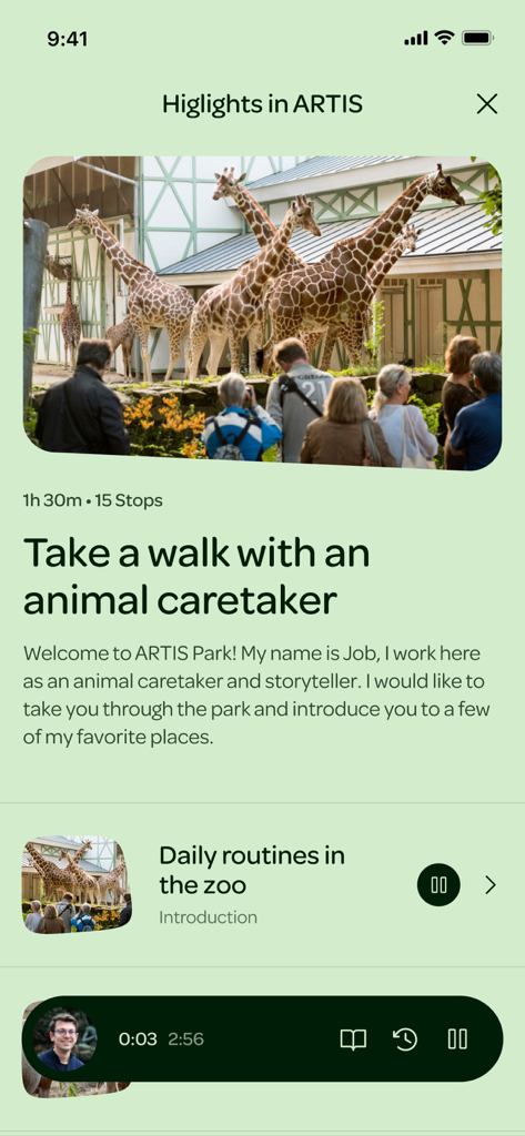 ARTIS Amsterdam - ARTIS アムステルダムのモバイルアプリ画面、ハイライトセクションを表示し、キリンの写真が特徴の「飼育員と一緒に散歩しよう」というタイトルのオーディオツアーが表示されています。