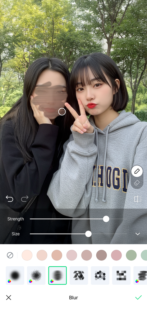 LINE Cameraアプリのインターフェース、自撮り写真の顔にぼかしツールが適用されている様子が表示されている