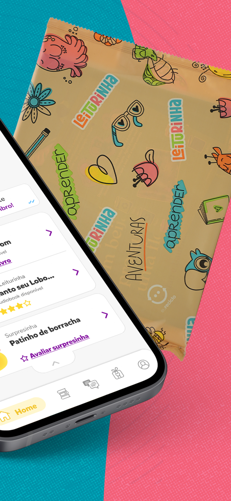 Leiturinha - Smartphone displaying the Leiturinha app next to a patterned subscription kit bag