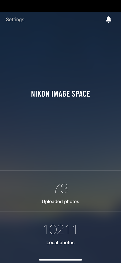Écran de l'application Nikon Image Space affichant le nombre de photos téléchargées et locales