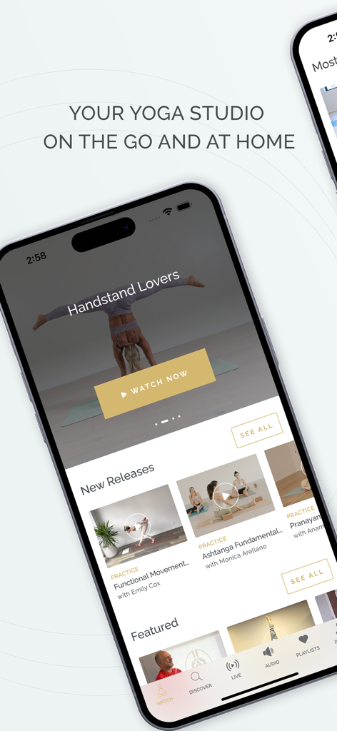 Pantalla de iPhone que muestra la interfaz de la aplicación Omstars yoga con clases de estudio en casa
