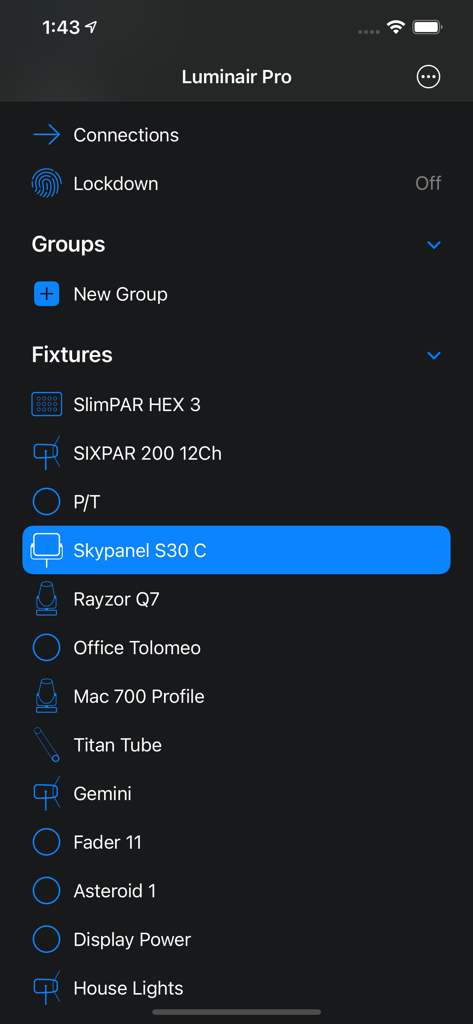 Schermo di uno smartphone che mostra la lista apparecchi dell'app Luminair Pro con Skypanel S30 C selezionato