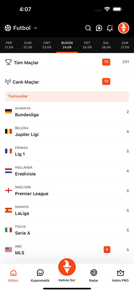Kahin - Betting Analysis - Bildschirm der mobilen App, der eine Liste internationaler Fußballligen und Live-Spielzahlen für die Wettanalyse anzeigt
