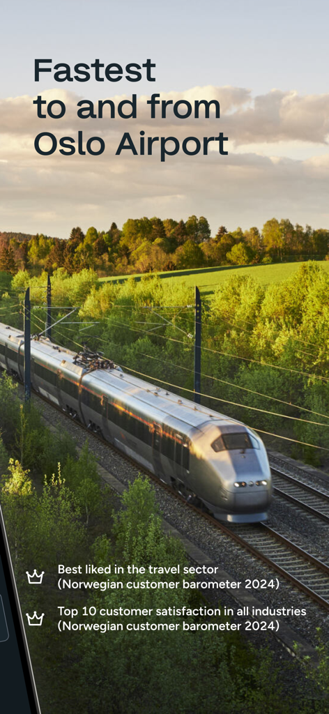Silberner Flytoget-Hochgeschwindigkeitszug fährt durch eine üppig grüne norwegische Landschaft zum Flughafen Oslo
