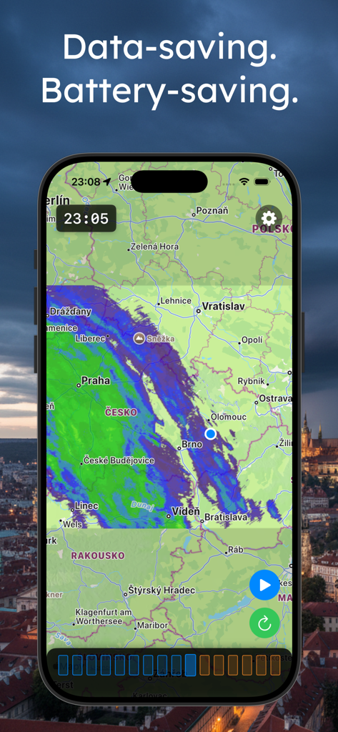 Application Meteoradar CZ sur un iPhone montrant une carte radar de précipitations de la République tchèque avec des données et du texte économisant la batterie