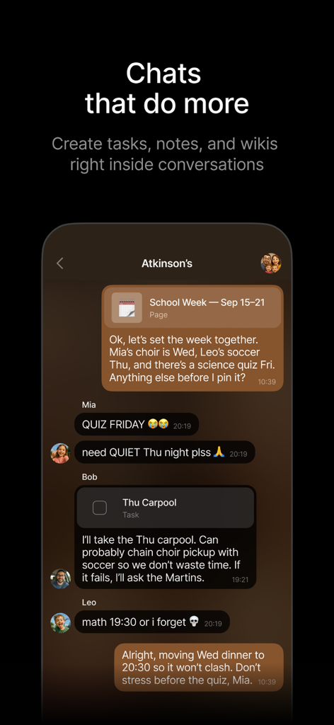 Interfaccia di chat dell'app Anytype che mostra una conversazione di gruppo con blocchi di attività e note incorporati per la collaborazione.