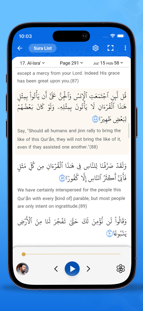 Interfaz de la aplicación Al Quran Al Karim que muestra versos árabes y traducción al inglés con controles de reproducción de audio