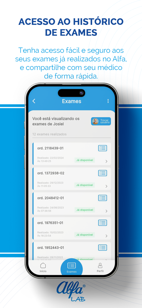 Alfa Laboratório - Un teléfono inteligente que muestra la pantalla de historial de exámenes de la aplicación Alfa Laboratório con una lista de resultados de pruebas de laboratorio disponibles y un selector de perfil.