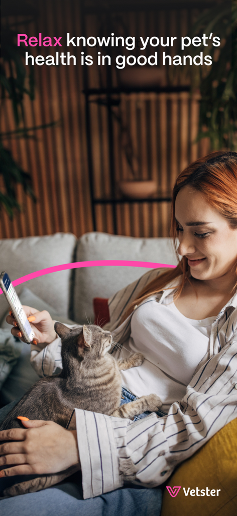 Una mujer relajándose en su sofá con su gato mientras usa la aplicación Vetster en su smartphone para atención veterinaria virtual.