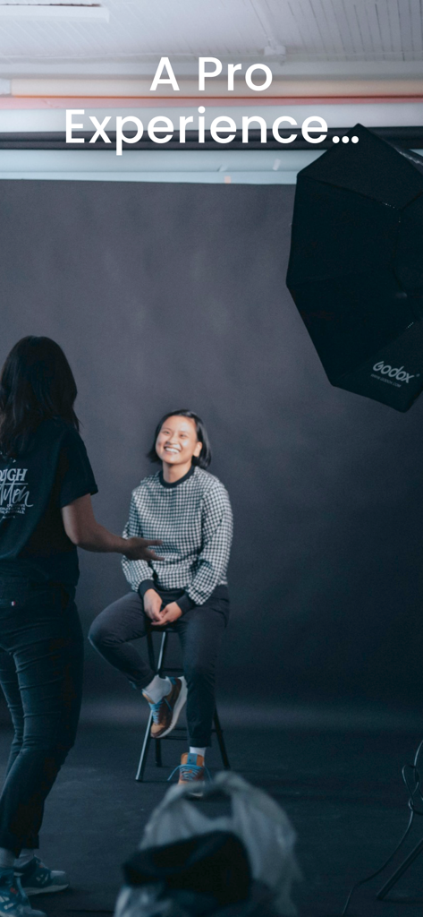 Photon Studio - Un fotógrafo profesional y una modelo en una sesión de estudio con texto que dice Una Experiencia Profesional