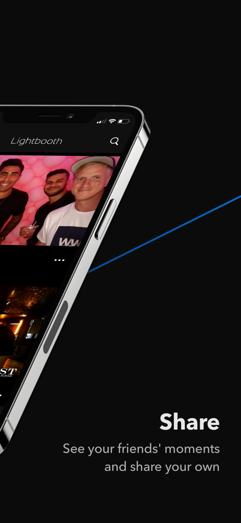 Captura de pantalla de la interfaz de la app Lightbooth que muestra fotos de amigos y el texto Comparte Ve los momentos de tus amigos y comparte los tuyos