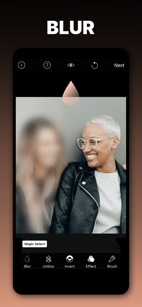 Blur Photo Effect Background - Eine App-Benutzeroberfläche, die selektive Unschärfe auf einem Porträt von zwei Personen zeigt.