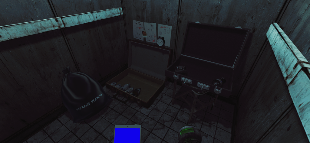 The Phenomenon - Vista en primera persona de equipo de investigación paranormal, incluyendo maletines y notas de investigación en una habitación oscura.