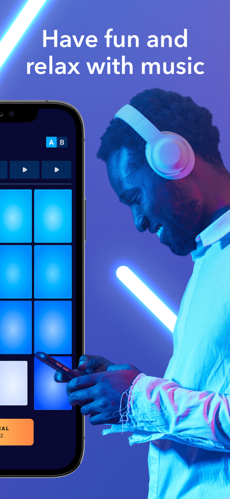 Un joven con auriculares usa la aplicación Beat Maker Go en su smartphone para crear música.