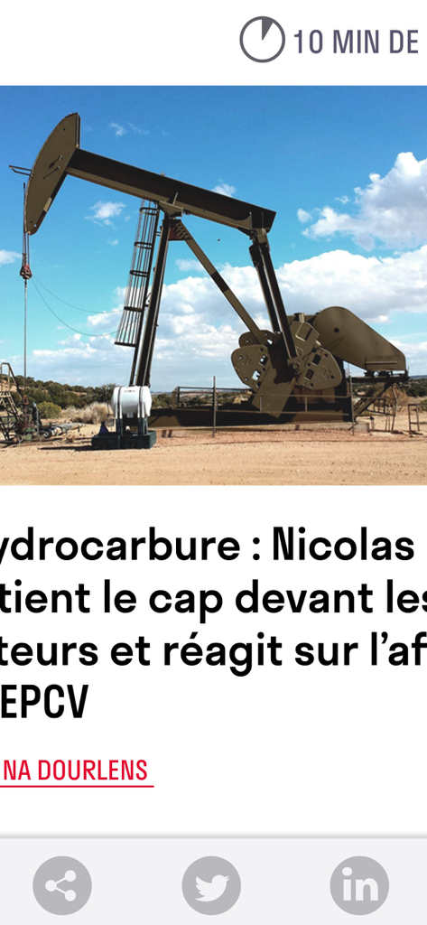 La aplicación móvil AEF info muestra un artículo de noticias sobre la industria energética con una foto de un caballo de petróleo